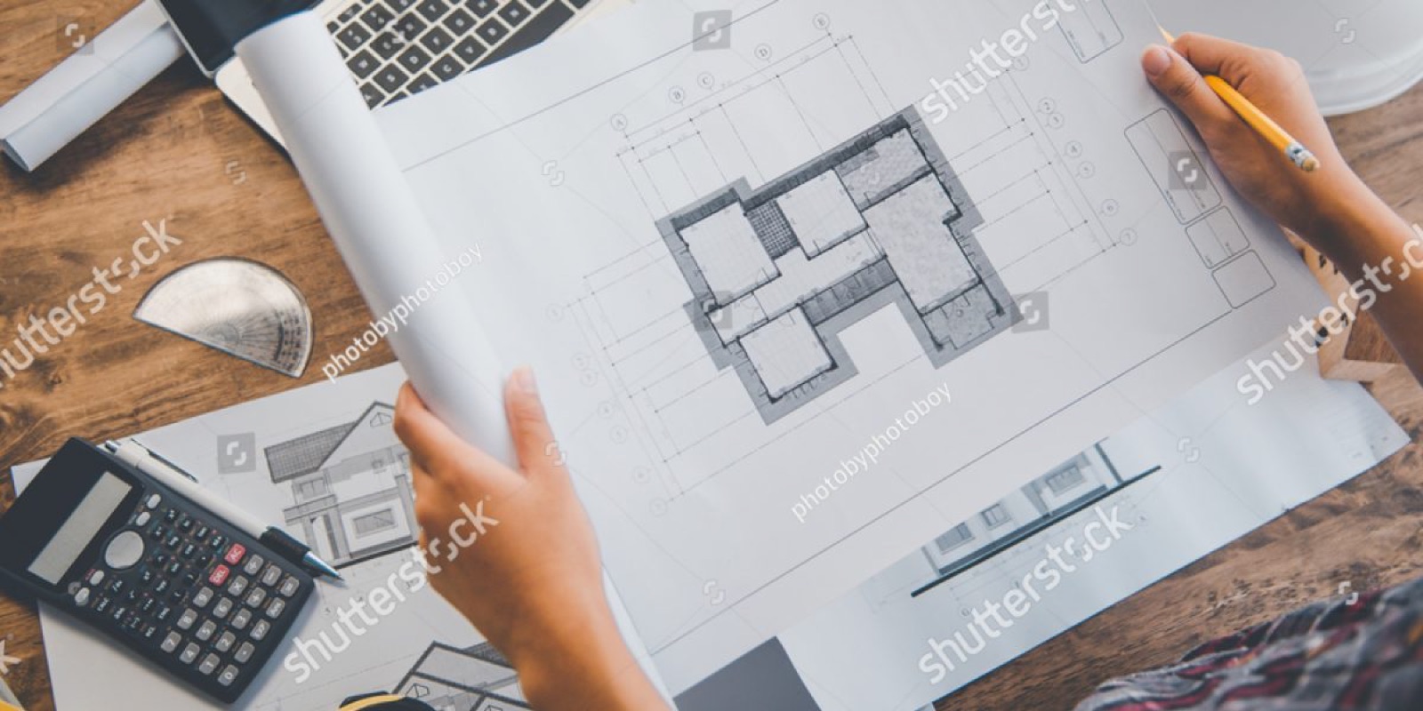 Architekt arbeitet mit Plänen im Büro